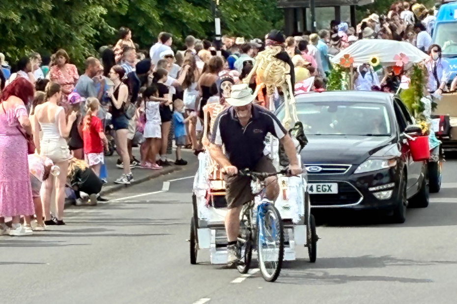 Cycling up rosemary Hill on the Kenilworth Carnival 2026